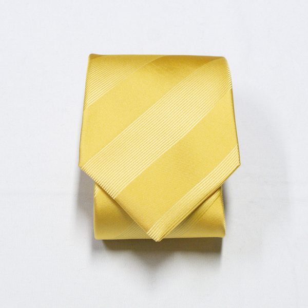 cravatta gialla a righe dettaglio