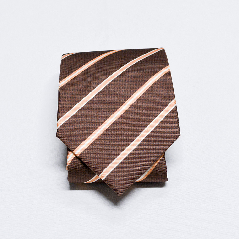 cravatta marrone a righe dettaglio