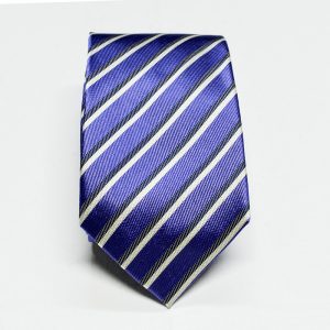 Cravatta viola righe bianche e nere dettaglio