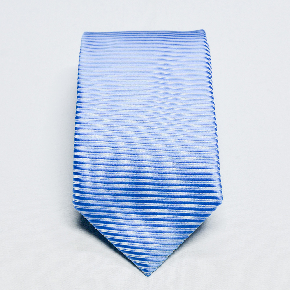 cravatta azzurra righe orizzontali dettaglio